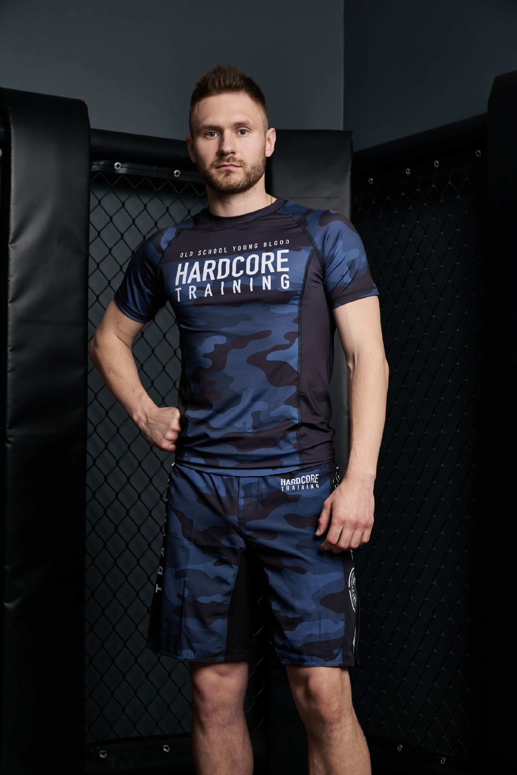 Спортсмен в компрессионном костюме