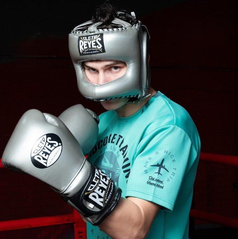 боксерский шлем и перчатки